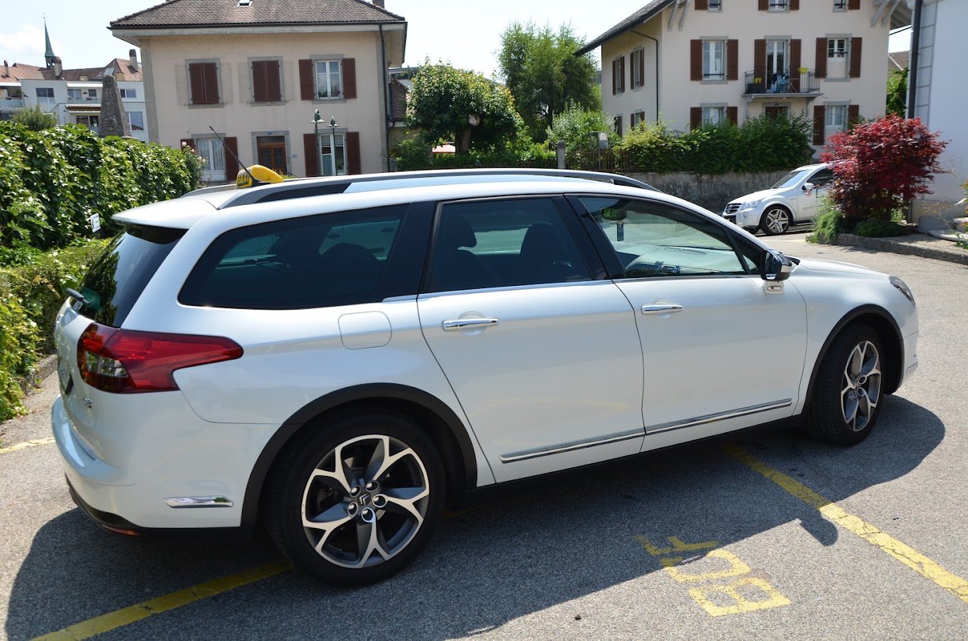Taxi Mota, Citroën C5 break blanc stationné à Estavayer-le-Lac
